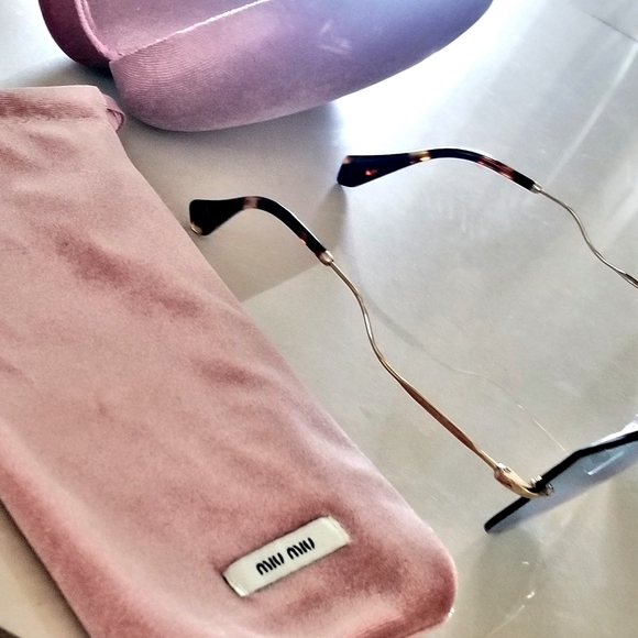 Sunglass - Picture 3 of 3